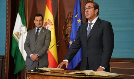 Leandro Cabrera toma posesión del cargo ante la mirada de Juanma Moreno (ICAGR) 