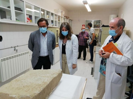 El Delegado de Cultura, Antonio Granados junto a la estela funeraria (JUNTA) 