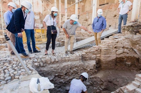 La directora del Patronato de la Alhambra y Generalife, Rocío Díaz, ha visitado esta semana el Maristán para conocer el estado de las obras en la parcela donde se ubicaba el antiguo hospital nazarí (JUNTA DE ANDALUCÍA) 