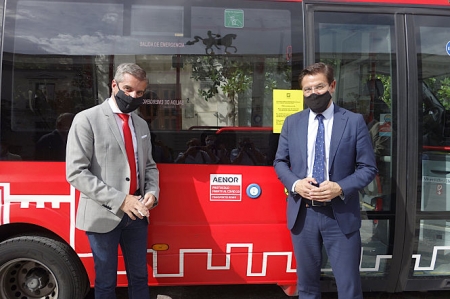 Luis Salvador y César Díaz junto a un autobus de Transportes Rober (JAVIER ALGARRA / AYUNTAMIENTO)