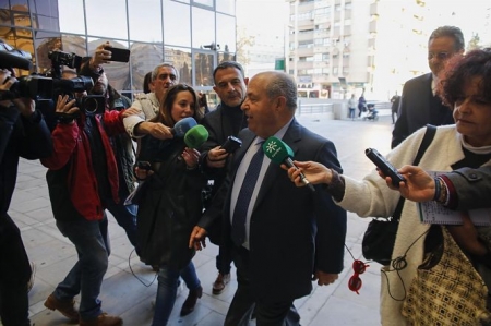El ex alcalde de Granada, José Torres Hurtado, a su llegada a los juzgados para el comiezo del juicio por el caso Serrallo (ÁLEX CÁMARA/EUROPA PRESS)