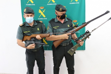 Dos miembros de la Guardia CIvil junto a las armas incautadas (GUARCIA CIVIL)