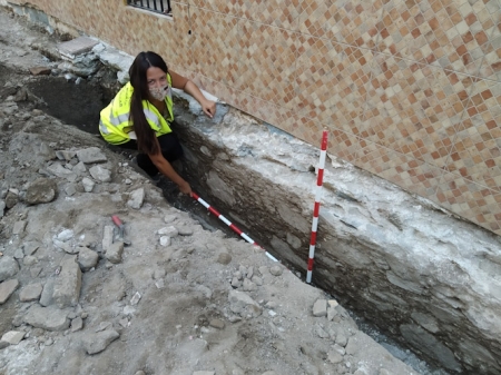 La arqueóloga municipal junto al muro (AYTO. ALMUÑÉCAR)