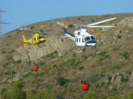 Helicópteros infoca sobrevolando una zona de incendio (EUROPA PRESS/INFOCA)