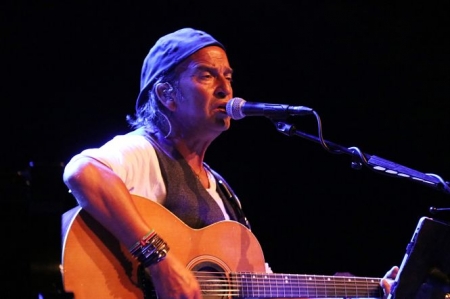 Álvaro Urquijo durante el concierto (AYTO. ALMUÑECAR) 