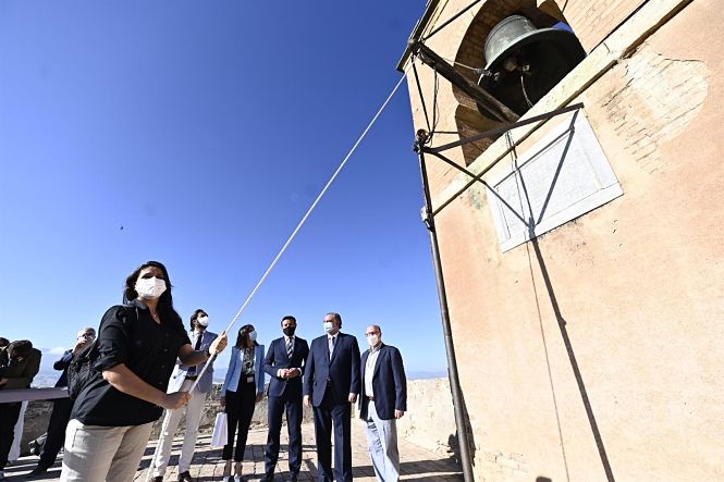 La primera visitante de la Alhambra toca la campana de la Torre de la Vela con motivo de su reapertura (JUNTA DE ANDALUCÍA) La primera visitante de la Alhambra toca la campana de la Torre de la Vela con motivo de su reapertura (JUNTA DE ANDALUCÍA)