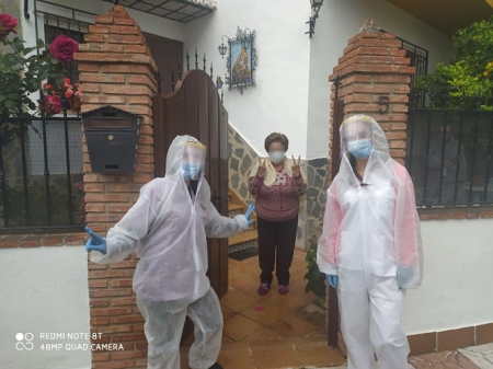 Trabajadoras de Ayuda a domicilio de La Zubia visitan a una mayor (AYTO. LA ZUBIA)