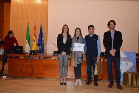 La delegada territorial de economía de la Junta en Granada, Virginia Fernández, entrega un premio (JUNTA DE ANDALUCÍA)