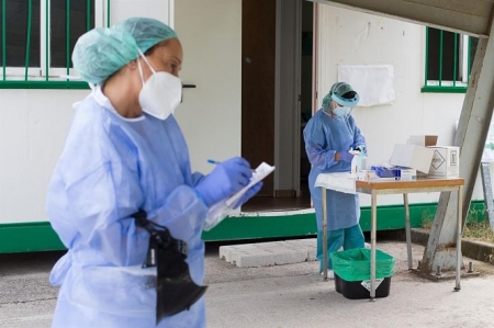 Dos sanitarias preparan pruebas PCR (CARLOS CASTRO - EUROPA PRESS) 