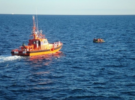 Rescate de una patera, en imagen de archivo (SALVAMENTO MARÍTIMO) 