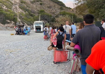 Gente que va a la playa de Cantarriján (ASOCIACIÓN DE CHIRINGUITOS) 