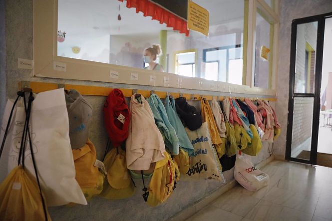 Chaquetas de los alumnos colgadas en la pared de una escuela infantil en una imagen de archivo (JESÚS HELLÍN - EUROPA PRESS) Chaquetas de los alumnos colgadas en la pared de una escuela infantil en una imagen de archivo (JESÚS HELLÍN - EUROPA PRESS)