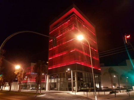 Ayuntamiento de Motril iluminado de rojo (AYTO. MOTRIL)