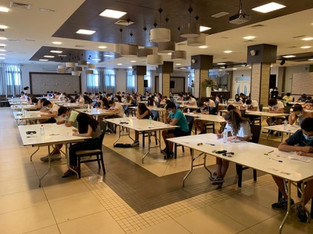  Alumnos realizando un examen (EXAMS ANDALUCÍA)