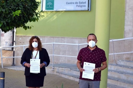 El Alcalde y la Concejala de Salud junto al Centro de Salud (AYTO. PELIGROS) 