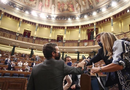 El líder del PP, Pablo Casado, saluda tras el debate en el Congreso de los Diputados, en Madrid (EUROPA PRESS) 