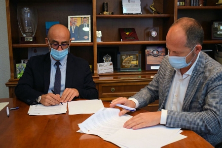El Alcalde de ALbolote, Salustiano Ureña ha firmado el convenio (AYTO. ALBOLOTE)