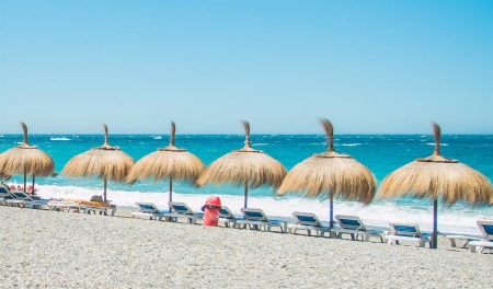 Sombrillas en la playa (ASOCIACIÓN CHIRINGUITOS COSTA TROPICAL) 