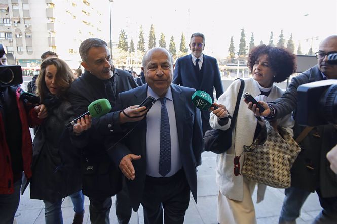 El exalcalde de Granada José Torres Hurtado, llegando al macrojuicio por el caso Serrallo (ÁLEX CÁMARA - EUROPA PRESS) El exalcalde de Granada José Torres Hurtado, llegando al macrojuicio por el caso Serrallo (ÁLEX CÁMARA - EUROPA PRESS)