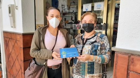 La concejala de Presidencia, Elisabeth García, entrega una placa distintiva a uno de los establecimientos beneficiarios de las ayudas (AYTO. GÜEJAR SIERRA)