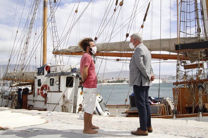 El presidente del puerto de Motril y el primer oficial de cubierta junto al velero (PUERTO DE MOTRIL) El presidente del puerto de Motril y el primer oficial de cubierta junto al velero (PUERTO DE MOTRIL)