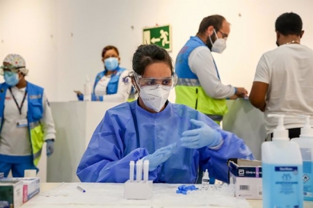 Una sanitaria trabaja en la realización de test RICARDO RUBIO / EUROPA PRESS)