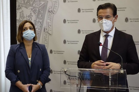 la vicerrectora de Igualdad, Inclusión y Sostenibilidad, Margarita Sánchez Romero, y el alcalde de Granada, Luis Salvador - AYUNTAMIENTO