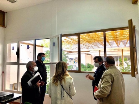 La edil de Mantenimiento, Eva Martín, con el concejal de Educación, Salud y Juventud y presidente de la Junta de Distrito Norte, Carlos Ruiz Cosano, visita el centro de servicios sociales Rey Badis (AYUNTAMIENTO DE GRANADA) 