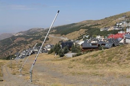 Sierra Nevada culmina la instalación de sus cien nuevos cañones de producción de nieve (CETURSA) 