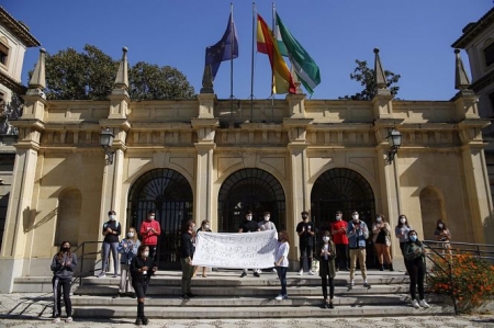 Estudiantes se manifiestan en la Facultad de Empresariales de la Universidad de Granada) (ÁLEX CÁMARA - EUROPA PRESS) 