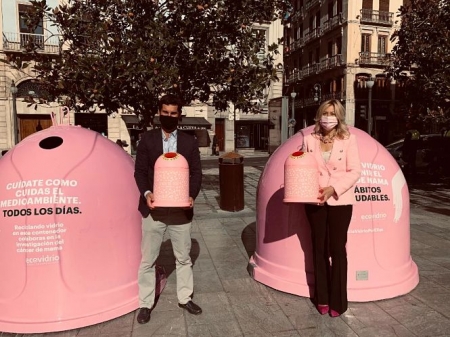 Presentación de los contenedores de reciclaje color de rosa (JAVIER ALGARRA / AYUNTAMIENTO)