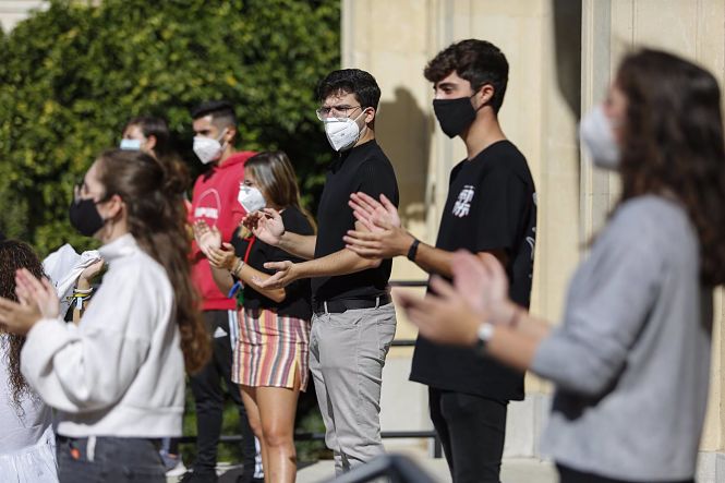 Estudiantes se manifiestan en la Universidad de Granada tras conocerse las restricciones sanitarias para la Covid-19 (ÁLEX CÁMARA - EUROPA PRESS) Estudiantes se manifiestan en la Universidad de Granada tras conocerse las restricciones sanitarias para la Covid-19 (ÁLEX CÁMARA - EUROPA PRESS)