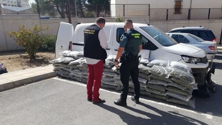 Dos agentes custodian la marihuana incautada (GUARDIA CIVIL)