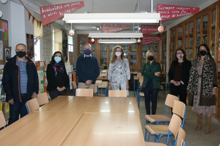 La Delegda de Educación, Ana Berrocal ha visitado la biblioteca del IES Emilio Muñoz (JUNTA)