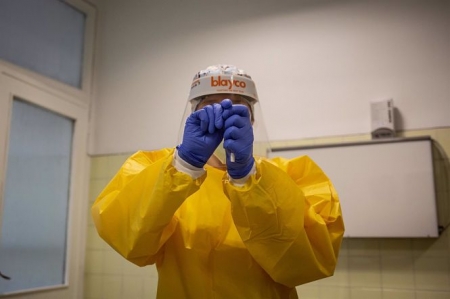 Una sanitaria sostiene un test rápido de antígenos de detección de coronavirus (DAVID ZORRAKINO - EUROPA PRESS)