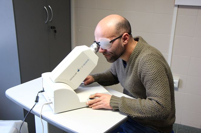 Uno de los participantes en el estudio de la UGR sobre consumo de alcohol, durante una medida de la luz difusa intraocular (UGR) Uno de los participantes en el estudio de la UGR sobre consumo de alcohol, durante una medida de la luz difusa intraocular (UGR)