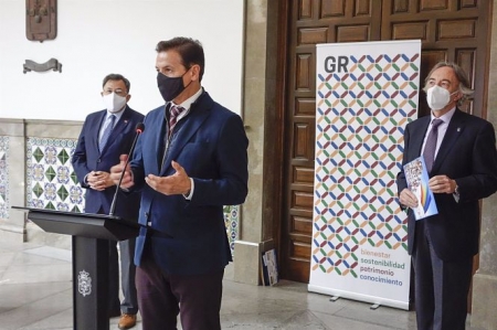 El alcalde de Granada, Luis Salvador, flanqueado por el edil de Salud, Carlos Ruiz Cosano, y el delegado del ramo en la Junta, Ildefonso Sánchez-Montesinos (JAVIER ALGARRA /AYUNTAMIENTO) 