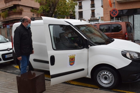 El concejal de Mantenimiento, Obras y Servicios, José Miguel Rodríguez junto al nuevo vehículo (AYTO. ALBOLOTE)