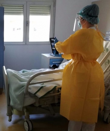 Enfermera realizando una videollamada con un paciente (JUNTA)