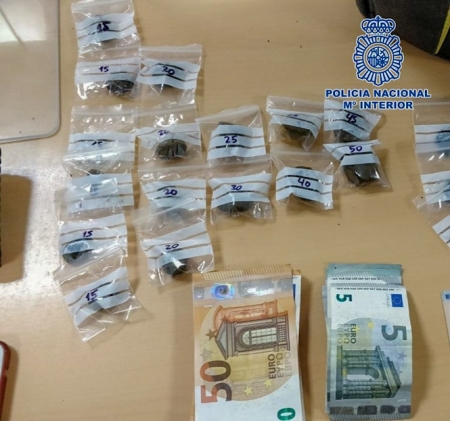 Droga y dinero intervenidos (POLICÍA NACIONAL)