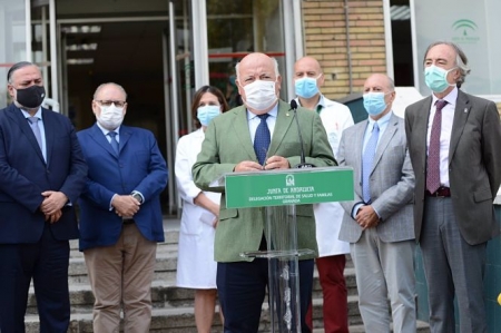   El consejero de Salud y Familias, Jesús Aguirre, atiende a los medios ante el centro de salud Zaidín Centro (JUNTA/ARCHIVO)