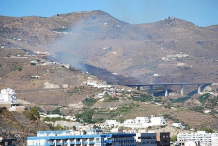 Fuego en la Loma del Gato (AYUNTAMIENTO ALMUÑECAR) 
