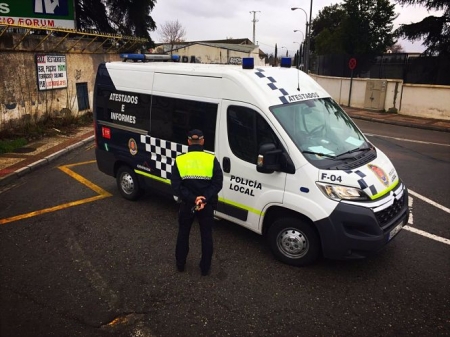 Agente de la Policía Local de Granada junto a un furgón en una foto de archivo (POLICÍA LOCAL DE GRANADA)