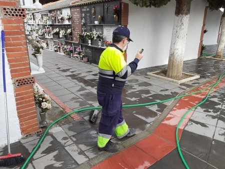 Un operario municipal realiza tareas de desinfección en el camposanto (AYTO. VEGAS DEL GENIL)