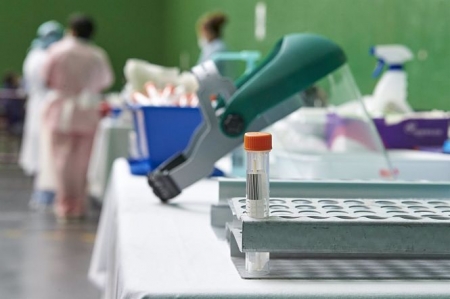 Vista de un tubo con una muestra tras la realización de una prueba PCR (ION ALCOBA / EUROPA PRESS)