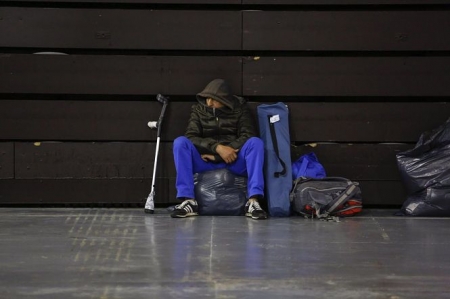 Persona sin hogar en el Palacio de los Deportes (ÁLEX CÁMARA / EUROPA PRESS)
