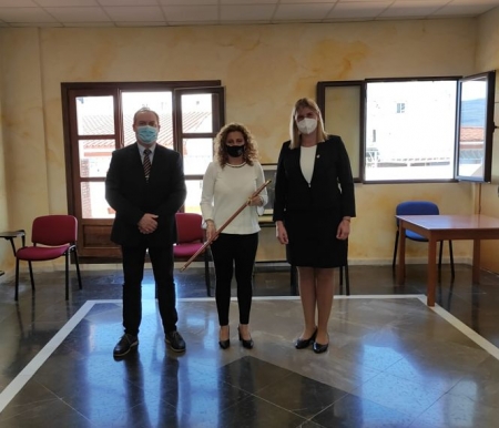 Los diputados del PP, Fernando Pérez e Inmaculada Hernández flanquean a la nueva alcaldesa de Molvízar (PP)