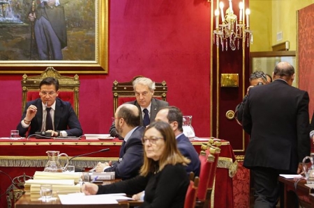 ebastián Pérez, marchándose del pleno del ayuntamiento de Granada después de dimite como presidente provincial del PP por falta de `apoyo` de la dirección (ÁLEX CÁMARA / EUROPA PRESS)