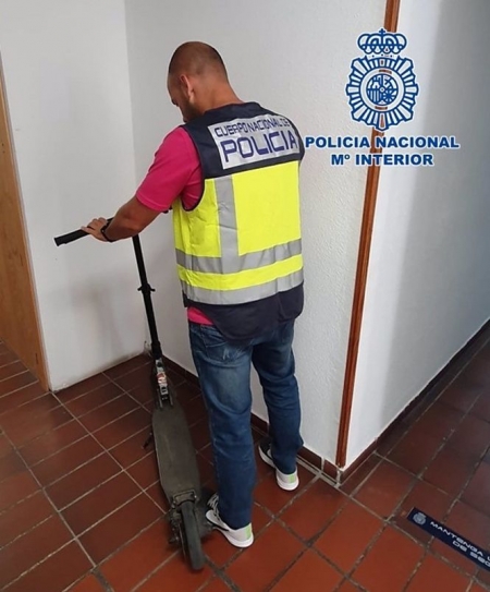 Un Policia con el patinete recuperado (POLICIA)