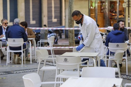 Terraza en Granada (EUROPA PRESS / ÁLEX CÁMARA)
